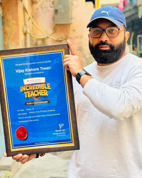 Vijay Kishor Tiwari with the Oswaal Books Incredible Teacher award, Student's Choice Awards 2023